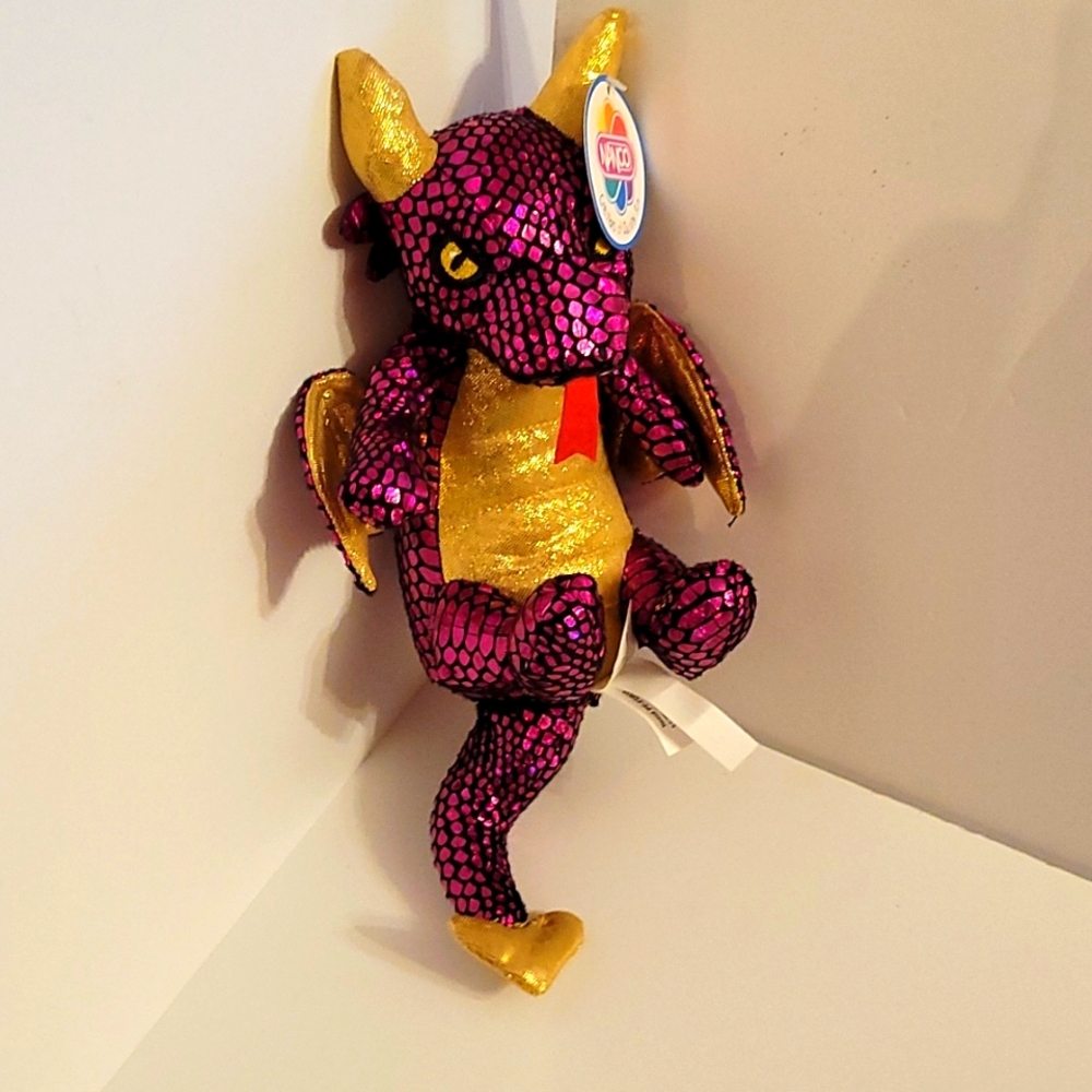 A small dragon with a tail and horns